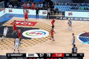 恐怖的怪物！字母哥底線突破高高躍起 舉火燒天單臂海報(bào)隔扣申京