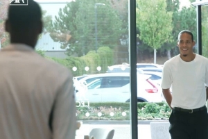 來了老弟！利物浦隊長范迪克與伊薩克擁抱，歡迎后者加盟球隊