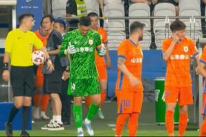 訴苦！王彤找瓦科交流，指了指麥麥提江，隨后指向自己的腦袋