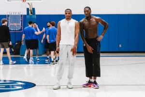 保持狀態(tài)！威少再次現(xiàn)身母校UCLA訓(xùn)練 并悉心指導(dǎo)學(xué)弟