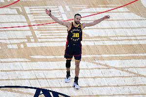 庫里生涯投過110個節末超遠三分 按新算法三分命中率能提高0.4%