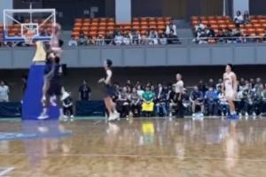 上海首秀！張鎮麟在熱身賽中持球殺籃下 騰空欲隔扣對手但沒成功