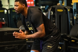 新賽季防守尖兵！湖人官方曬出球隊(duì)新援斯瑪特訓(xùn)練照