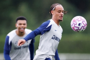 英媒談西蒙斯首訓：自信指揮、技術精湛，已展現機會創造者的才能