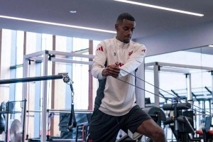 利物浦官方曬照，伊薩克完成在俱樂部的首次訓練