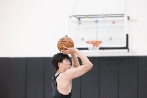 休賽期訓(xùn)練！楊瀚森社媒曬訓(xùn)練照：練練練