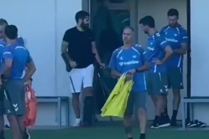 六臺：伊斯科拄拐回到貝蒂斯訓(xùn)練基地，恢復(fù)情況良好