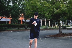 楊瀚森工作室官博曬小楊近照：波特蘭的秋