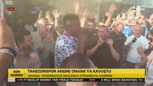 像回家一樣奧納納抵達(dá)土耳其受熱烈歡迎，與現(xiàn)場(chǎng)球迷激情互動(dòng)