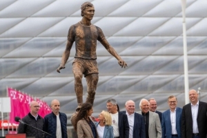 貝肯鮑爾雕像揭幕！海納致辭：足球是短暫的，但傳奇永存我們心中