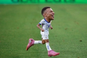 水平如何？姆巴佩社媒曬籃球單打成功視頻+大頭小人PS圖片