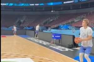 好像很輕松！馬爾卡寧訓練場連續命中11記底角三分