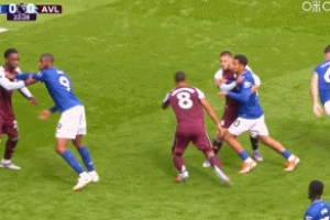 巴因德爾進來學！大馬丁角球遭對手干擾，高難度后仰騰空單掌擊出