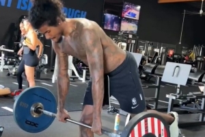 這核心力！健身教練曬杰倫-格林高難度訓(xùn)練 金雞獨立雙手提舉杠鈴