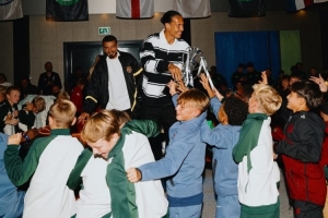 范迪克推出的青訓賽事維吉爾傳承杯正式開啟，社媒曬與獎杯合照