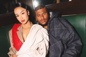 我們好著呢！40歲女友曬多張美照+與小男友杰倫-格林親吻視頻