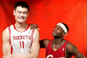 詹姆斯：姚明是非常了不起的人 和他相處很愉快