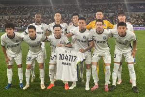 緬懷離世球迷，武漢三鎮球員手持印有號碼“104117”的球衣入場