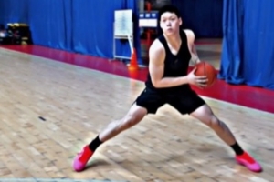 大橫移！張寧曬趣味視頻：撤步這一塊 休想偷走我的球