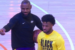 父子同臺的好處！詹姆斯變身妻子傳話筒：布朗尼 你媽喊你咧！