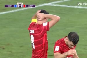 錯失良機！周定洋門前近距離包抄打門偏出，抱頭十分懊惱