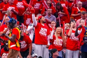 印城代言人！哈利攜未婚妻現場助威狂熱隊季后賽比賽！