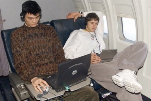 美媒曬姚明新秀年在飛機(jī)上玩過山車大亨 隊(duì)友：他玩的是戰(zhàn)火英雄