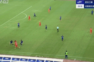 差之毫厘！黃銳烽邊路傳中，鐘義浩門前搶點推射稍偏出立柱