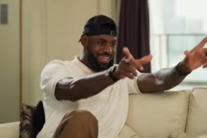 詹姆斯：我一直以為科比的手勢代表某種戰術 后來發現是拿球單打