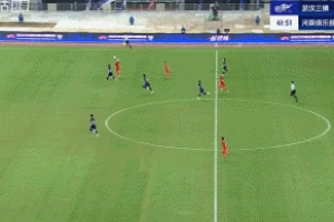 差點3-0！阿奇姆彭門前絕佳良機踢飛，隊友蹲地惋惜