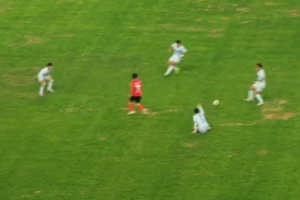 “蒙超”通遼隊39號球員連續解圍失誤，送對手1V5破門