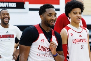 熟悉的球館！米切爾重返母校路易斯維爾大學與校隊學弟們合練