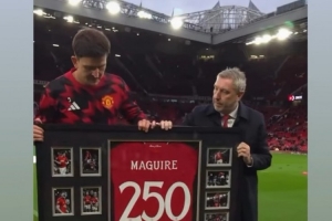馬奎爾領(lǐng)取曼聯(lián)250場(chǎng)紀(jì)念球衣，B費(fèi)社媒祝賀：重大成就