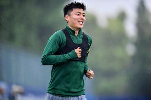 曾效力狼隊梯隊的何朕宇現身“蒙超”，打進3球暫列射手榜第5位