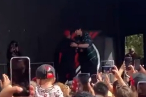 楊瀚森與利拉德?lián)肀В￠_拓者舉辦活動(dòng) 歡迎35歲利指導(dǎo)回家