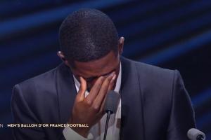 喜極而泣！登貝萊當選2025年金球獎，發表獲獎感言時激動落淚