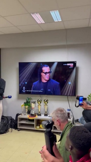 榜樣！登貝萊青訓母隊埃夫勒觀看金球典禮，官宣后孩子們瞬間沸騰