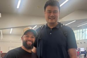 火箭球迷心中的痛！德隆-威廉姆斯偶遇姚明 兩人一同合照