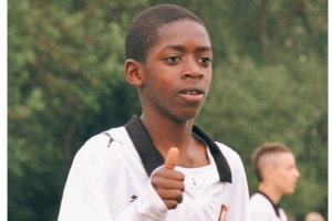 登貝萊母隊(duì)雷恩社媒曬球員兒時(shí)照片：相信自己的夢想