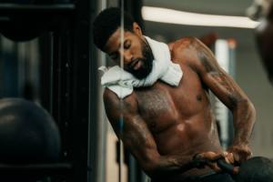 中鋒持球后衛(wèi)扣籃！76人官推曬訓練視頻 恩比德連線馬克西