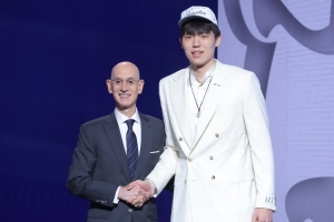 隊記調侃：楊瀚森選秀大會的炸雞是不是原本要等到19順位前吃完？