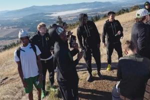 約等于官宣？林葳身穿俄勒岡大學(xué)隊(duì)服&上腳科比4 和隊(duì)友一起爬山