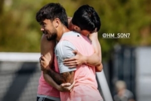 成隊友了！華裔球員伍小海和孫興慜訓練中擁抱 球員此前歸化失敗