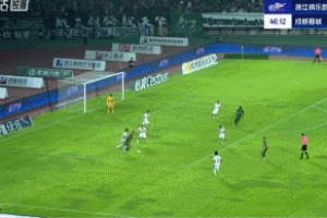 碰到沒？卡列洛精彩低射擦立柱偏出，劉殿座倒地撲救，裁判判門球