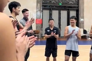 郭昊文現(xiàn)身同曦：看到大家很開(kāi)心 很高興能回歸這個(gè)家庭