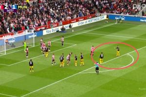 該傳的！庫尼亞直接打門未傳球，B費不滿角球進攻仍在與前者交流