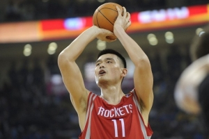 楊毅：錫伯杜對(duì)姚明的訓(xùn)練強(qiáng)度太大了 練完大姚躺自己汗里10分鐘