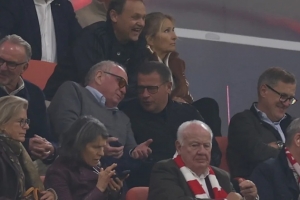 德媒：博伊贏球后被拍到拿了兩臺全新iphone 赫內斯埃貝爾坐一起