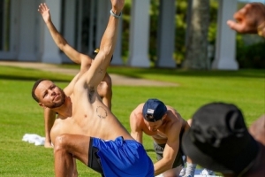 訓練師：庫里力量的增長對適應艱苦的比賽有幫助 老詹也很懂這點