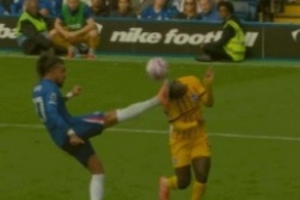 疑似爆頭未判點！英超官方：VAR認定古斯托沒有接觸到明特